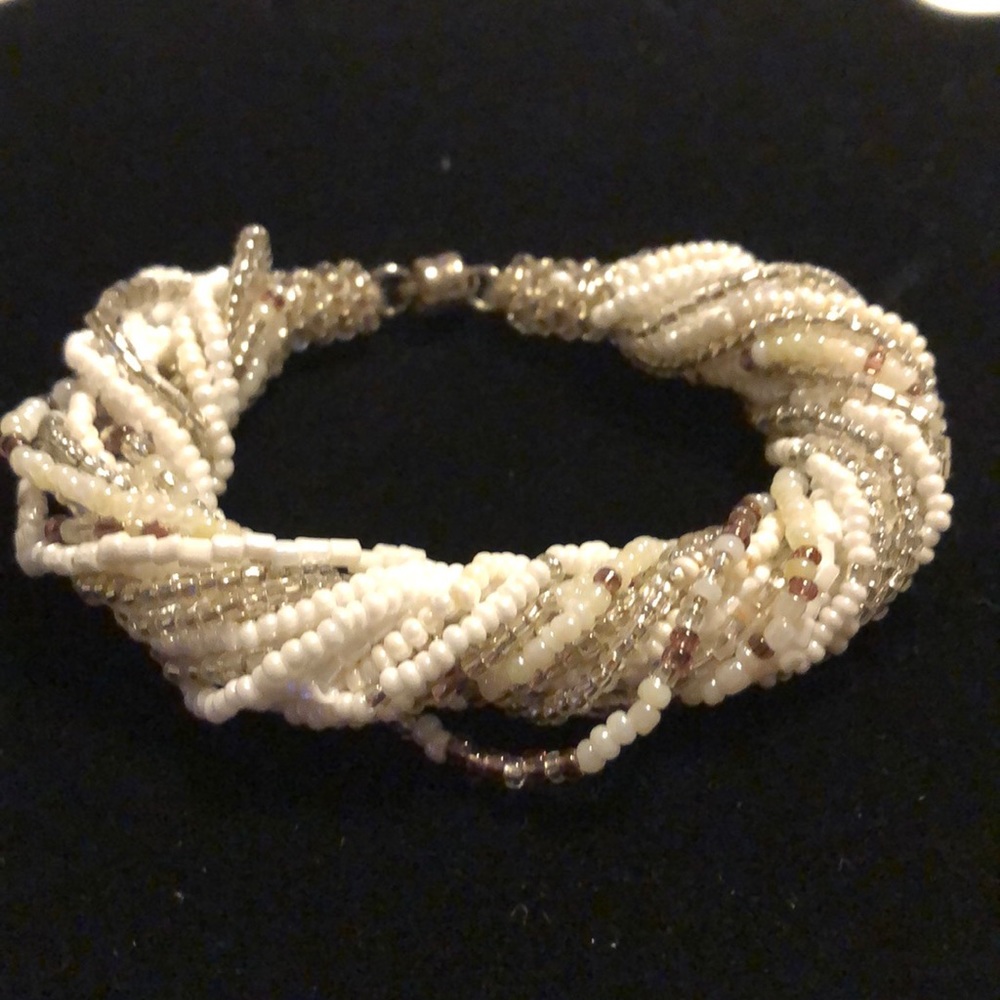 Beaded bracelet with magnetic clasp